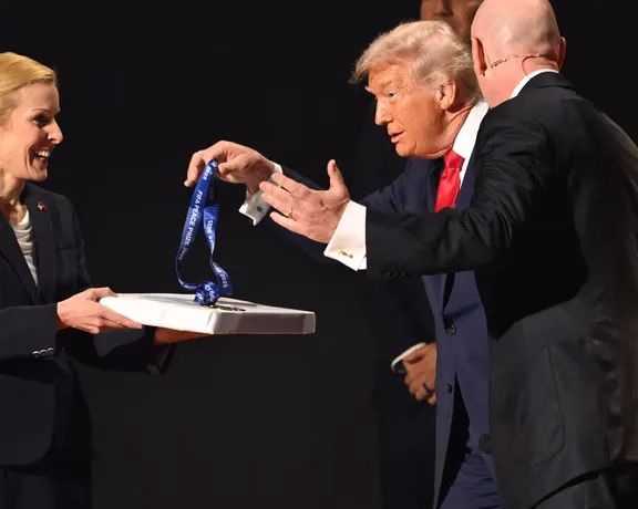 اهدای جایزه صلح فیفا به ترامپ؛ جنجال بزرگ قرعه‌کشی ۲۰۲۶