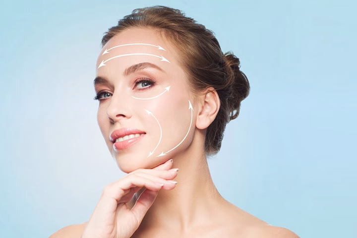 درمان افتادگی پوست صورت در سنین مختلف؛ از روش‌های کم تهاجمی تا جراحی