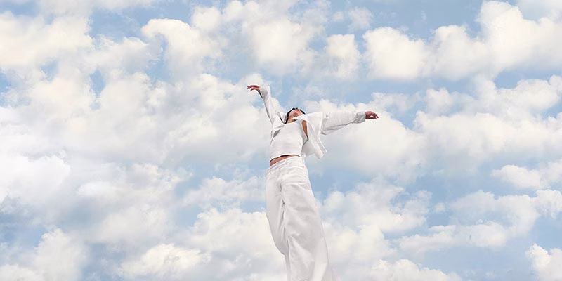 رنگ سال ۲۰۲۶ پنتون؛ معرفی سفیدی شاعرانه رقصنده ابری